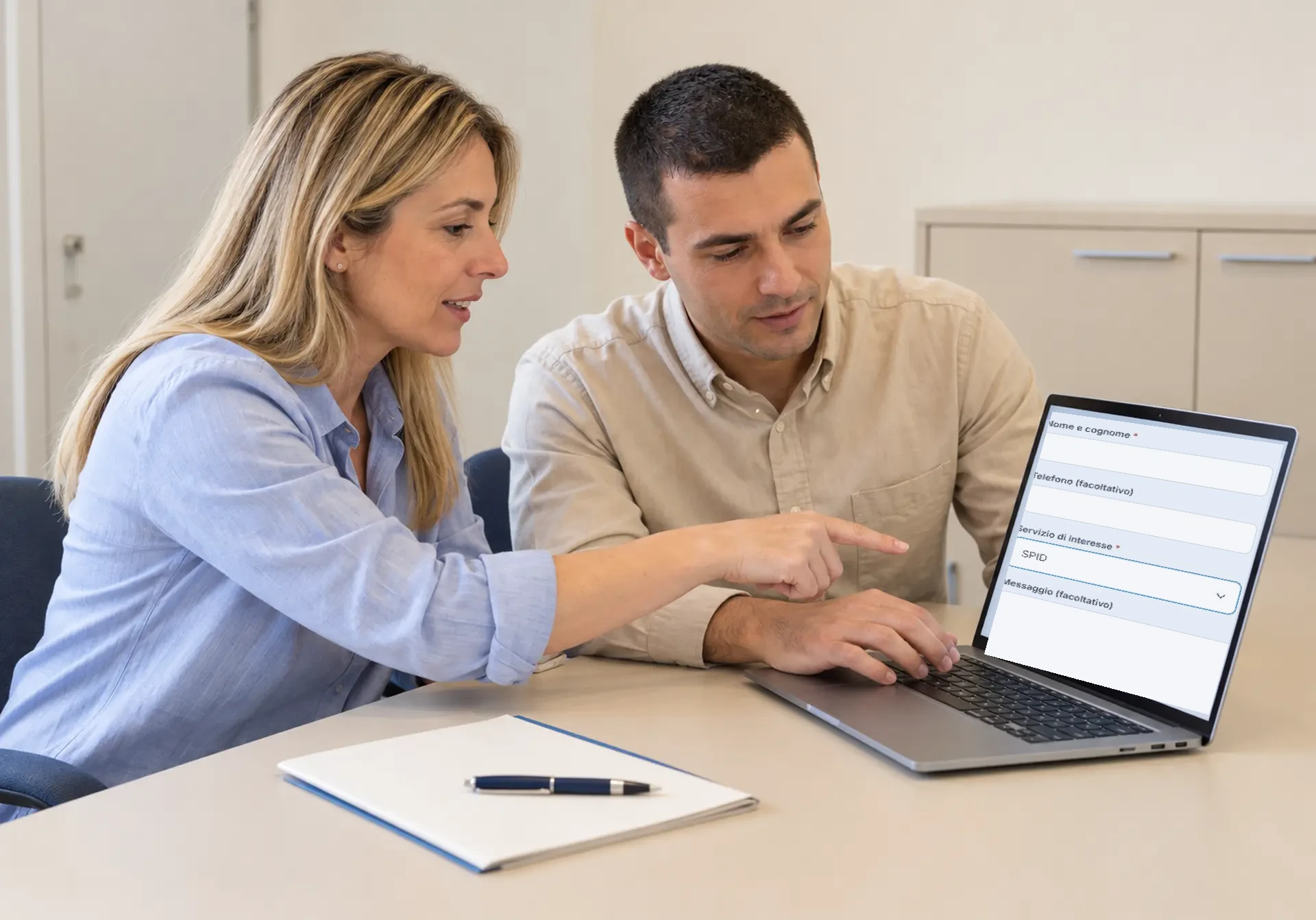 Servizi digitali SPID, PEC e Firma Digitale: un cliente e un operatore consultano il modulo di richiesta.